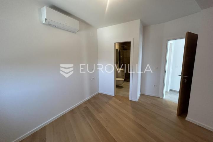 Pag, Mandre, Trosoban stan 93 m² na 2. katu, NOVOGRADNJA u blizini mora, S6