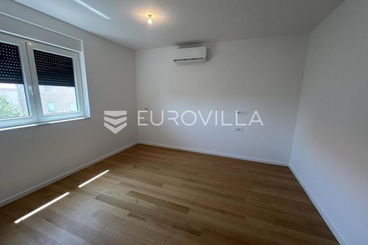 Pag, Mandre, Trosoban stan 93 m² na 2. katu, NOVOGRADNJA u blizini mora, S6