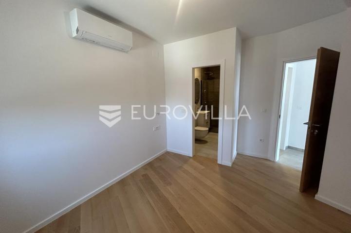 Pag, Mandre, Trosoban stan 93 m² na 2. katu, NOVOGRADNJA u blizini mora, S6