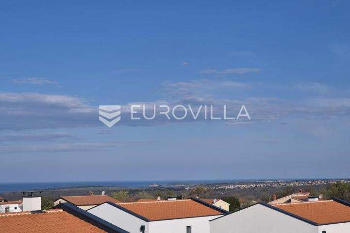 Istra, Poreč, dvosoban stan sa krovnom terasom i panoramskim pogledom na more