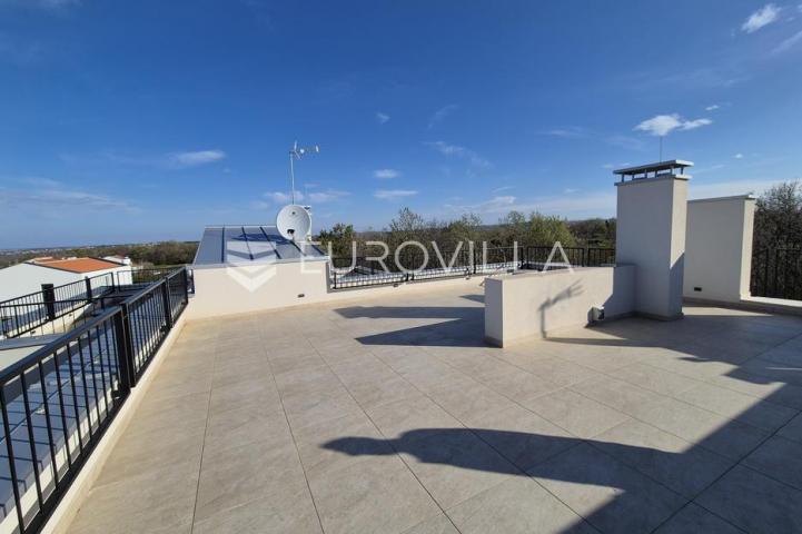 Istra, Poreč, dvosoban stan sa krovnom terasom i panoramskim pogledom na more