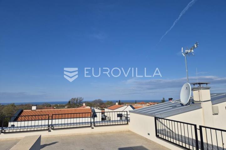 Istra, Poreč, dvosoban stan sa krovnom terasom i panoramskim pogledom na more