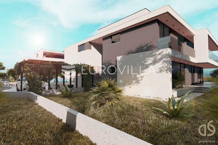 Istra, Rovinj, luksuzni trosobni stan u prizemlju 129,57 m² s vrtom 625 m² i bazenom
