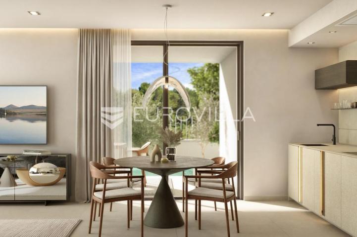 Istra, Rovinj, luksuzni trosobni stan u prizemlju 129,57 m² s vrtom 625 m² i bazenom