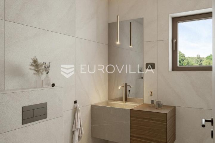 Istra, Rovinj, luksuzni trosobni stan u prizemlju 129,57 m² s vrtom 625 m² i bazenom