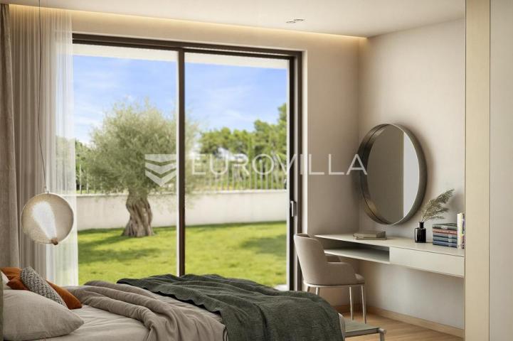 Istra, Rovinj, luksuzni trosobni stan u prizemlju 129,57 m² s vrtom 625 m² i bazenom
