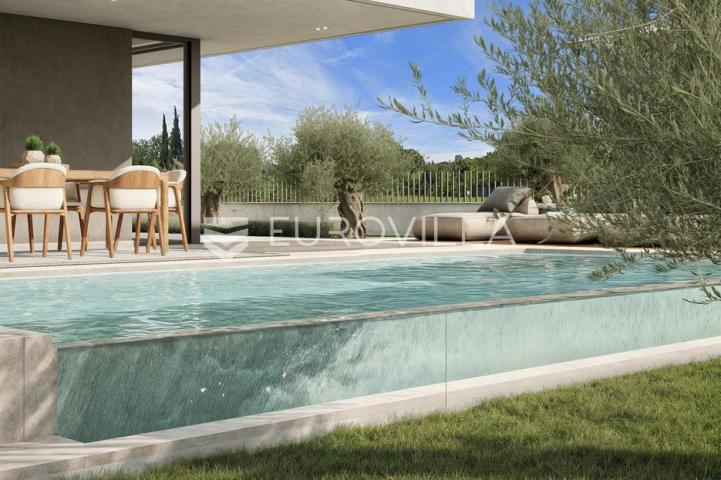 Istra, Rovinj, luksuzni trosobni stan u prizemlju 129,57 m² s vrtom 625 m² i bazenom