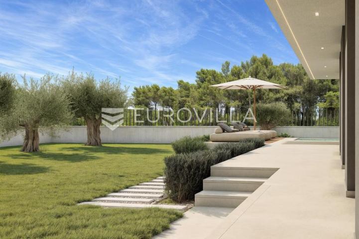 Istra, Rovinj, luksuzni trosobni stan u prizemlju 129,57 m² s vrtom 625 m² i bazenom