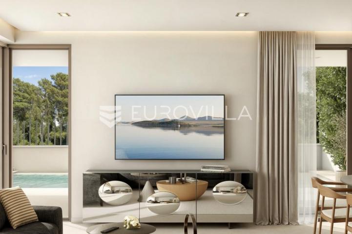 Istra, Rovinj, luksuzni trosobni stan u prizemlju 129,57 m² s vrtom 625 m² i bazenom