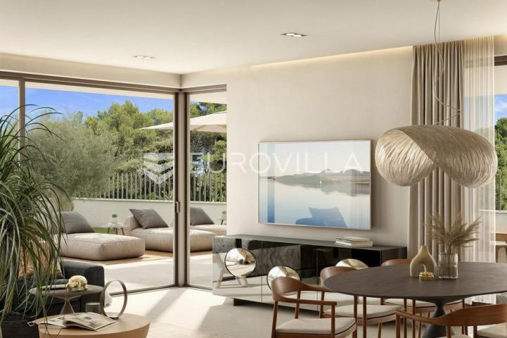 Istra, Rovinj, luksuzni trosobni stan u prizemlju 129,57 m² s vrtom 625 m² i bazenom