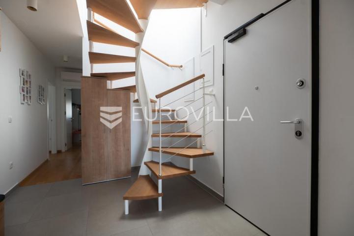 Zadar, Borik, luksuzan penthouse površine 137,26 m² s terasama na TOP lokaciji