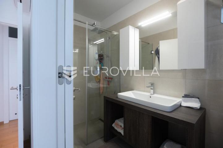 Zadar, Borik, luksuzan penthouse površine 137,26 m² s terasama na TOP lokaciji