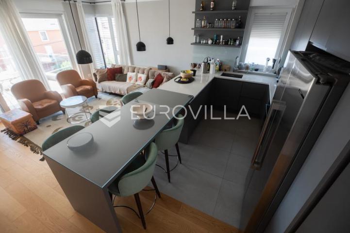 Zadar, Borik, luksuzan penthouse površine 137,26 m² s terasama na TOP lokaciji
