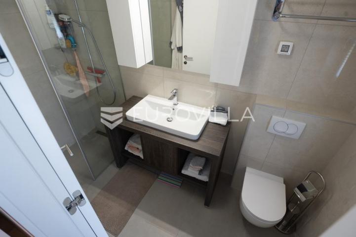 Zadar, Borik, luksuzan penthouse površine 137,26 m² s terasama na TOP lokaciji