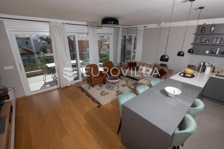 Zadar, Borik, luksuzan penthouse površine 137,26 m² s terasama na TOP lokaciji