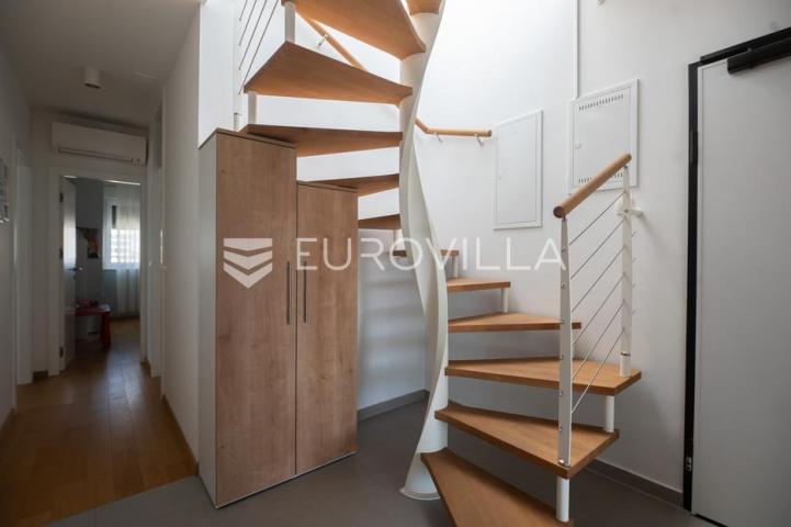 Zadar, Borik, luksuzan penthouse površine 137,26 m² s terasama na TOP lokaciji