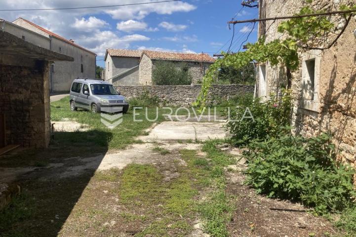Istra, Šajini, kamena kuća sa šternom 166m2 za adaptaciju