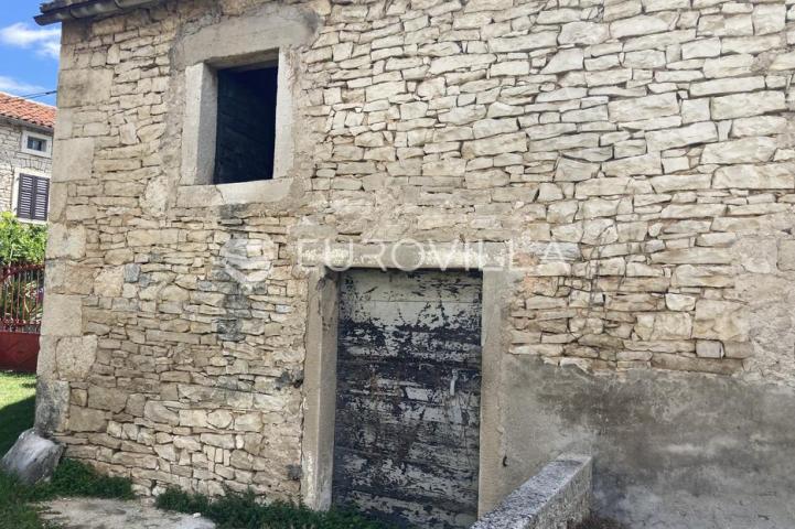 Istra, Šajini, kamena kuća sa šternom 166m2 za adaptaciju