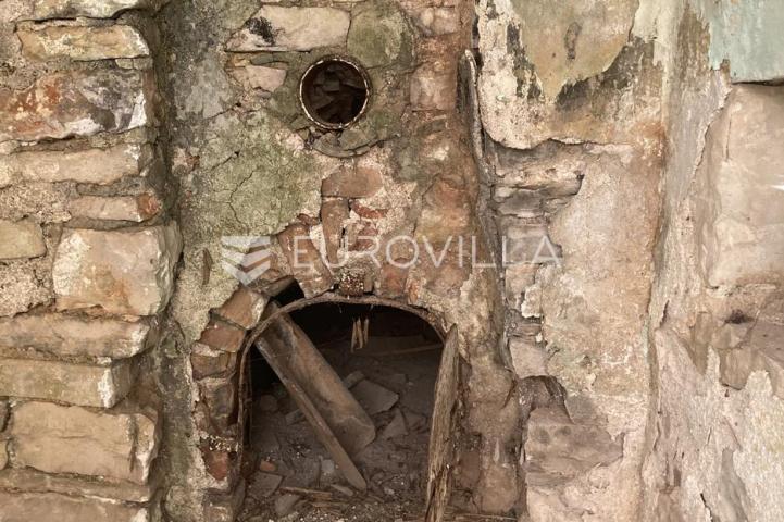 Istra, Šajini, kamena kuća sa šternom 166m2 za adaptaciju
