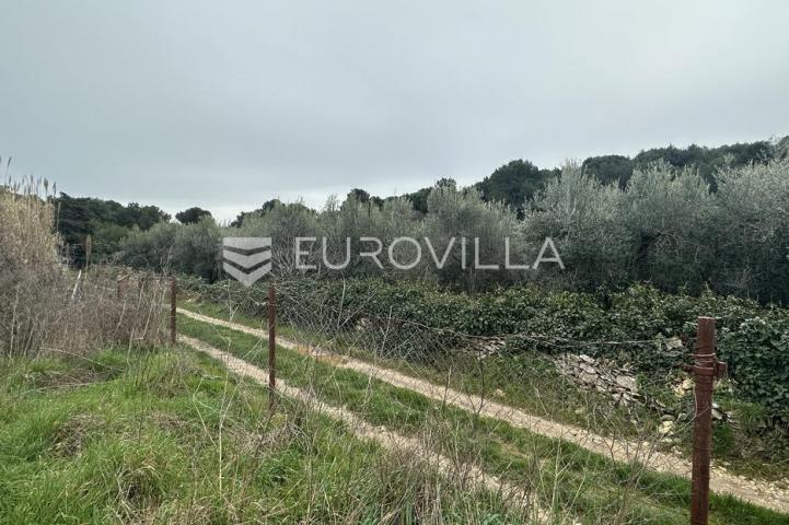 Istra, Premantura, građevinsko zemljište T2 zona 3020 m2  - 400 m od mora