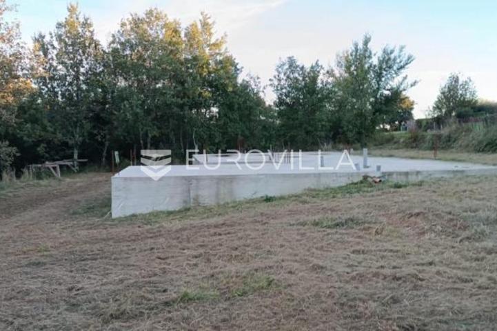 Vižinada, Brig, atraktivno građevinsko zemljište s pravomoćnom građevinskom dozvolom i natemeljima