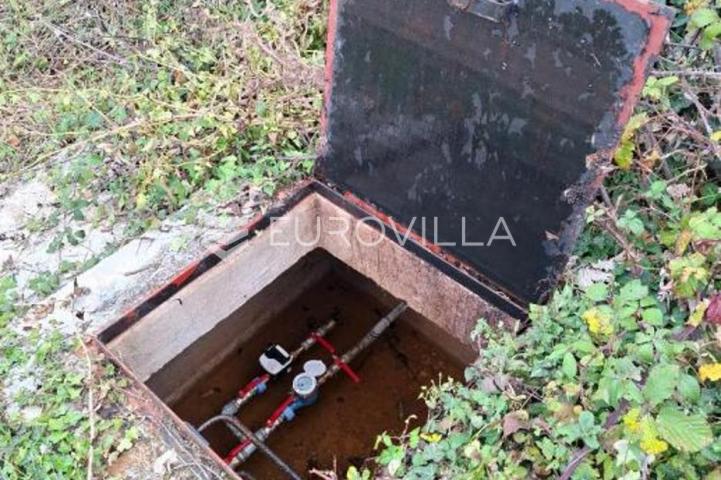 Vižinada, Brig, atraktivno građevinsko zemljište s pravomoćnom građevinskom dozvolom i natemeljima