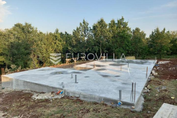 Vižinada, Brig, atraktivno građevinsko zemljište s pravomoćnom građevinskom dozvolom i natemeljima