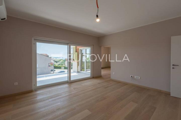 Istra, Poreč, trosoban stan u novogradnji s pogledom na more neto korisne površine od 112,47 m²