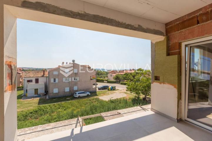 Istra, Poreč, trosoban stan u novogradnji s pogledom na more neto korisne površine od 112,47 m²