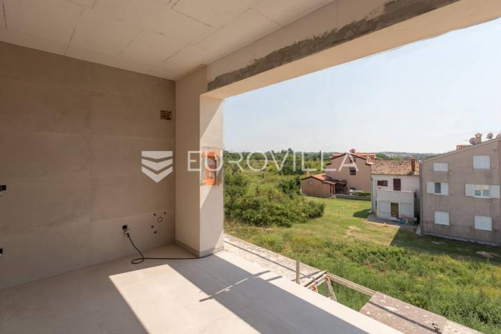 Istra, Poreč, trosoban stan u novogradnji s pogledom na more neto korisne površine od 112,47 m²
