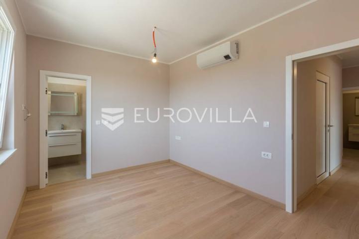 Istra, Poreč, trosoban stan u novogradnji s pogledom na more neto korisne površine od 112,47 m²