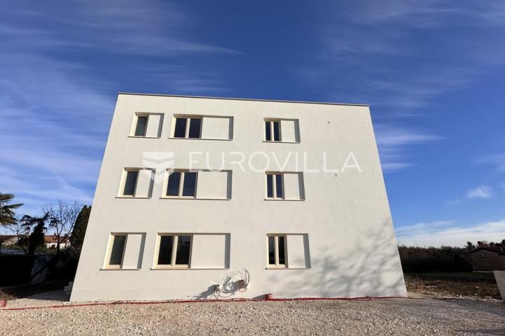 Istra, Poreč, trosoban stan u novogradnji s pogledom na more neto korisne površine od 112,47 m²
