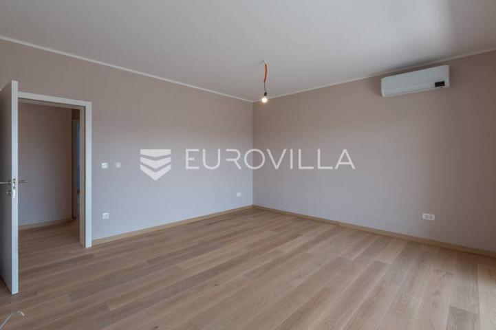 Istra, Poreč, trosoban stan u novogradnji s pogledom na more neto korisne površine od 112,47 m²