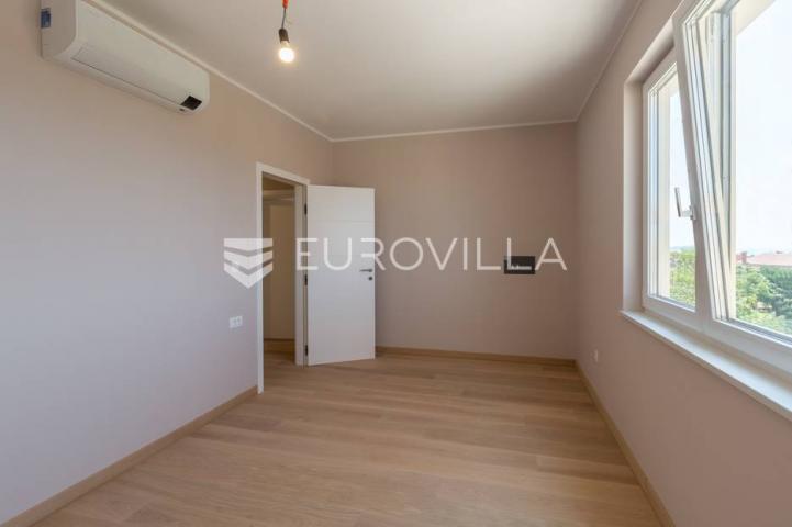 Istra, Poreč, trosoban stan u novogradnji s pogledom na more neto korisne površine od 112,47 m²