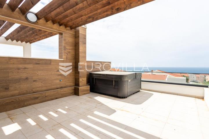 Pag, Novalja, dvoetažni stan s prekrasnom terasom, 153 m²