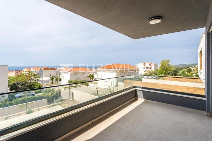 Pag, Novalja, dvoetažni stan s prekrasnom terasom, 153 m²