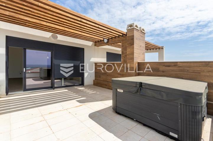 Pag, Novalja, dvoetažni stan s prekrasnom terasom, 153 m²