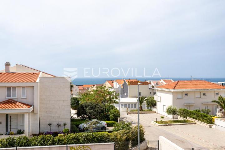 Pag, Novalja, dvoetažni stan s prekrasnom terasom, 153 m²