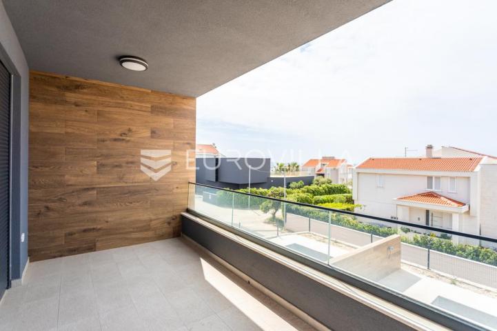 Pag, Novalja, dvoetažni stan s prekrasnom terasom, 153 m²