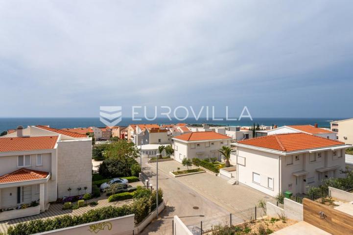 Pag, Novalja, dvoetažni stan s prekrasnom terasom, 153 m²