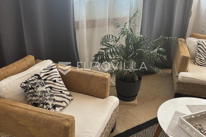 Hvar, Jelsa, stambeno poslovni kompleks idealan za investiciju 