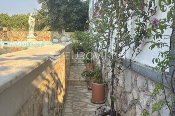 Hvar, Jelsa, stambeno poslovni kompleks idealan za investiciju 