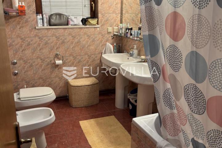 Hvar, Jelsa, stambeno poslovni kompleks idealan za investiciju 
