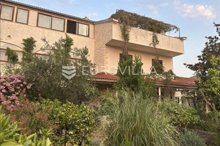Hvar, Jelsa, stambeno poslovni kompleks idealan za investiciju 