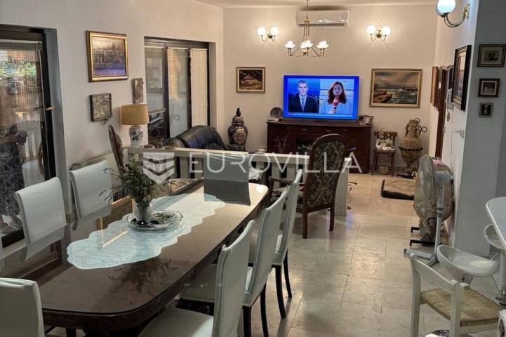 Hvar, Jelsa, stambeno poslovni kompleks idealan za investiciju 