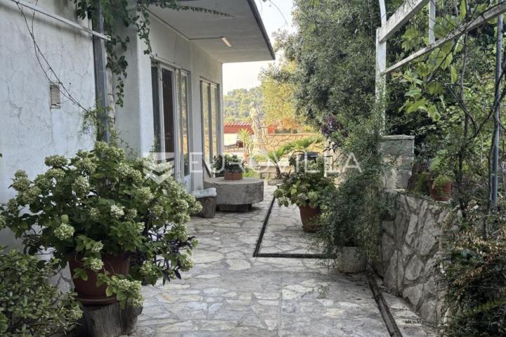 Hvar, Jelsa, stambeno poslovni kompleks idealan za investiciju 