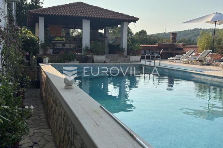 Hvar, Jelsa, stambeno poslovni kompleks idealan za investiciju 