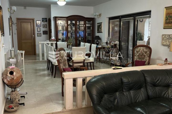 Hvar, Jelsa, stambeno poslovni kompleks idealan za investiciju 