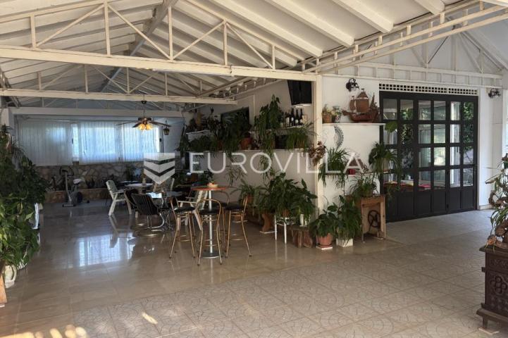 Hvar, Jelsa, stambeno poslovni kompleks idealan za investiciju 