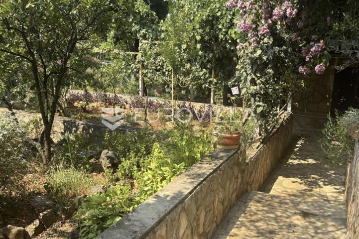 Hvar, Jelsa, stambeno poslovni kompleks idealan za investiciju 